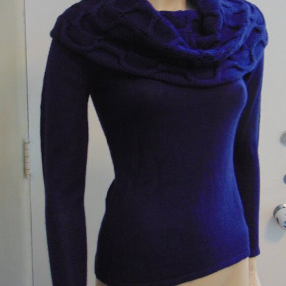 Similar items Sponsored Feedback on our suggestions | See all   Tahari Sweater W - Picture 3 of 10